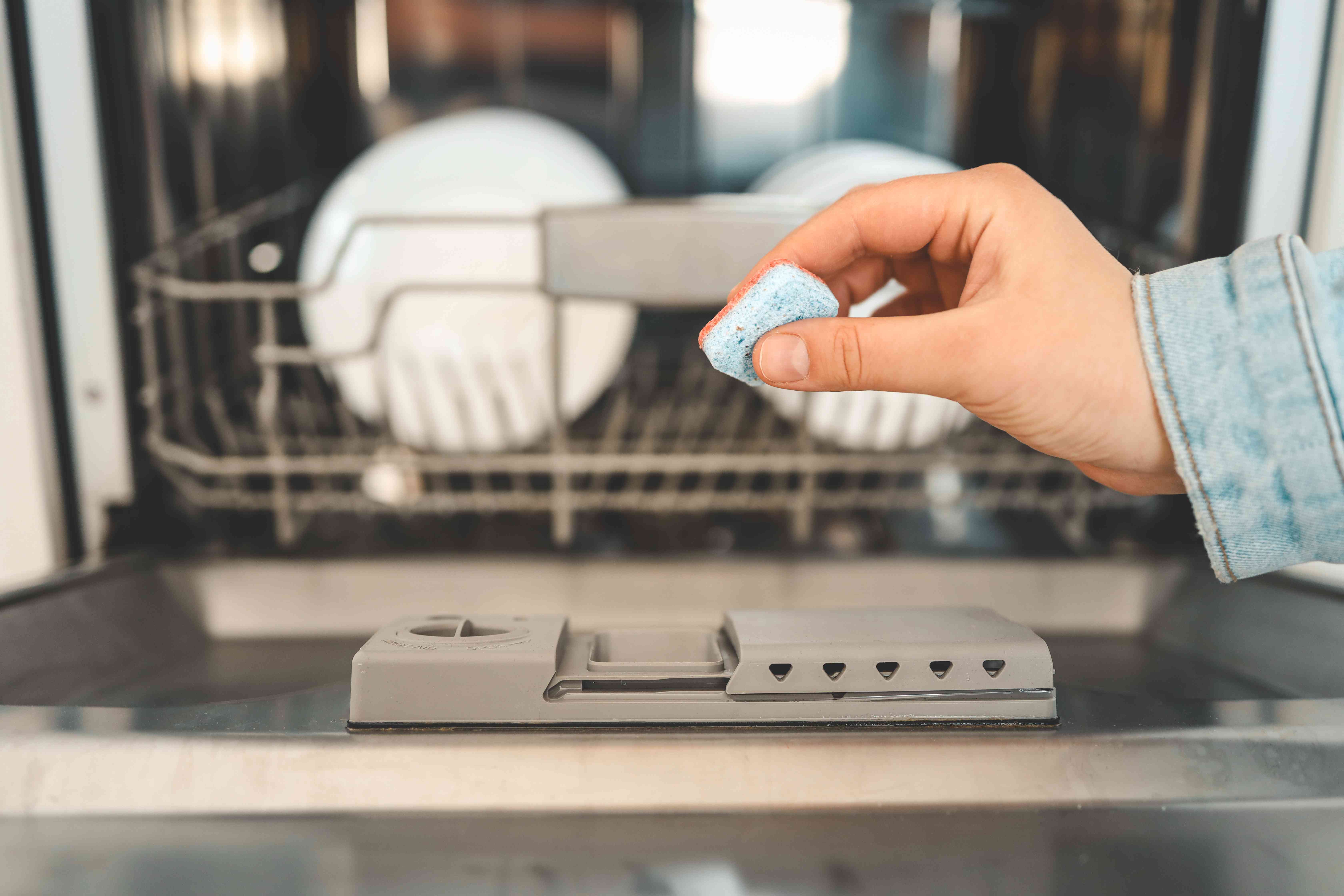 Cleaning the Racks and Utensil Holders in the Samsung Dishwasher