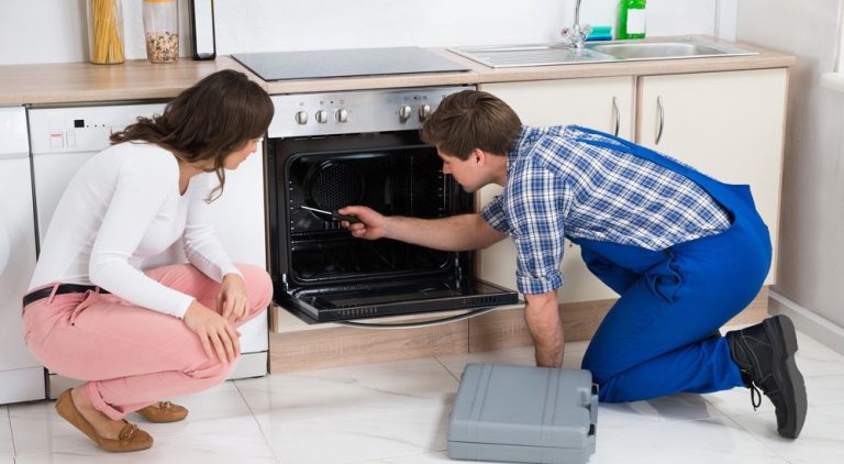 RightFix technician is fixing Oven in Winnipeg